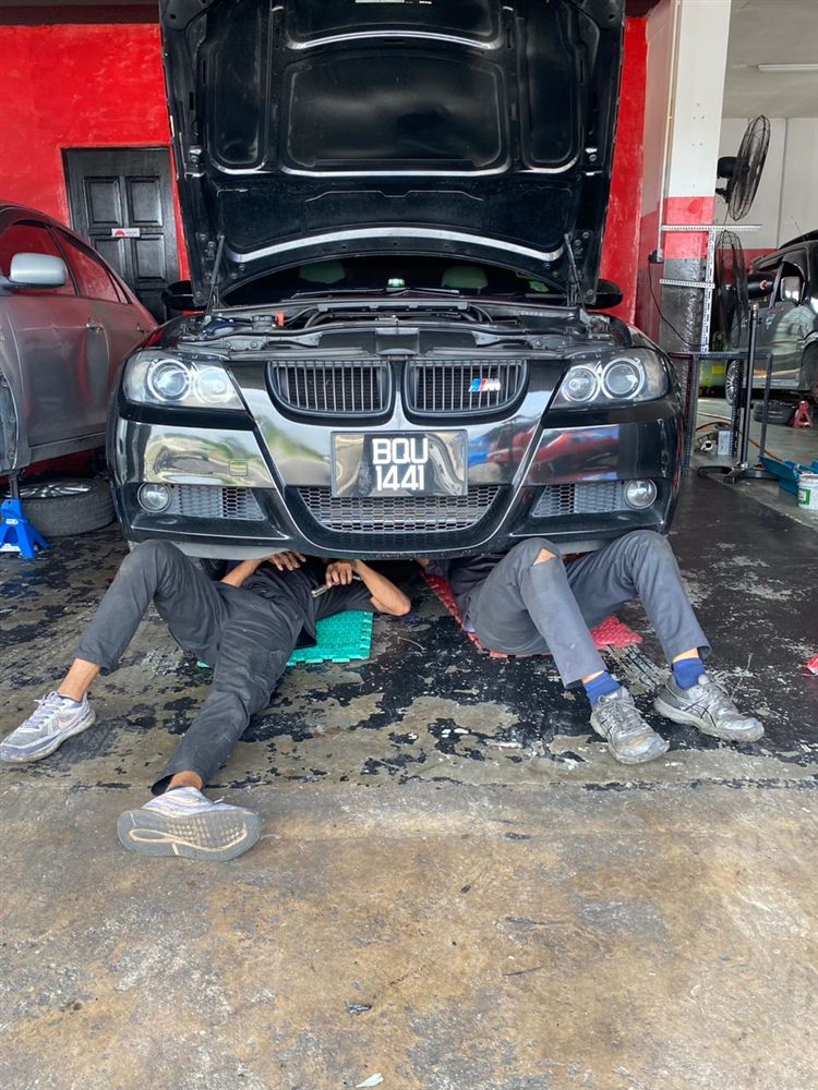 BMW ATF fluid transmission service with ZF Lifeguard fluid at One X Transmision Klang