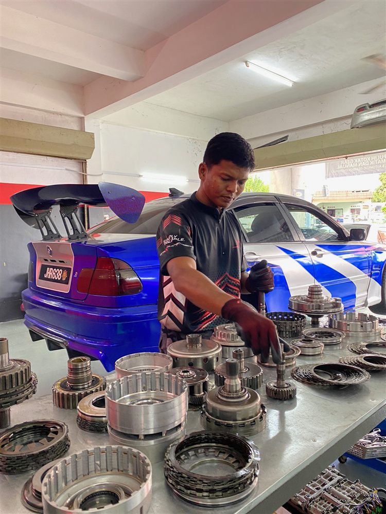 BMW gearbox full overhaul in progress at One X Transmision Klang Valley engine specialist